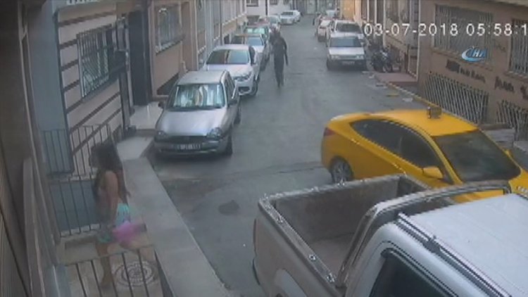 Beyoğlu&#039;nda kapkaç şoku! Kaptı, düşürüp sürükledi, kaçtı...