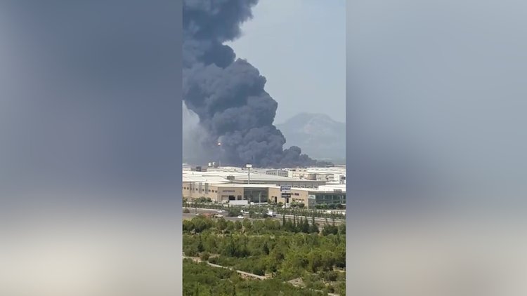Antalya Organize Sanayi Bölgesi'nde (OSB) meydana gelen yangın