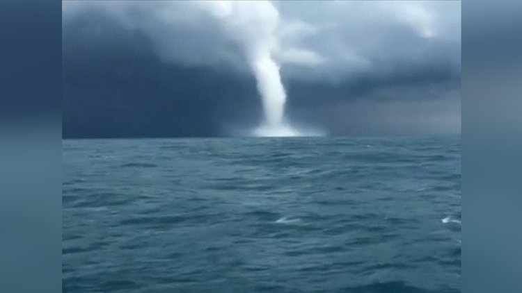 Karadeniz'de Rusya yakınlarında dev hortum