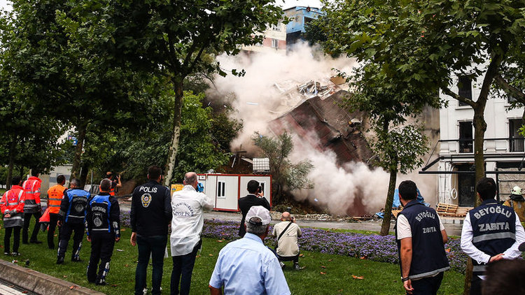 Beyoğlu&#039;ndaki bina yerle bir oldu! Tehlike devam ediyor! İşte yıkılma anı...