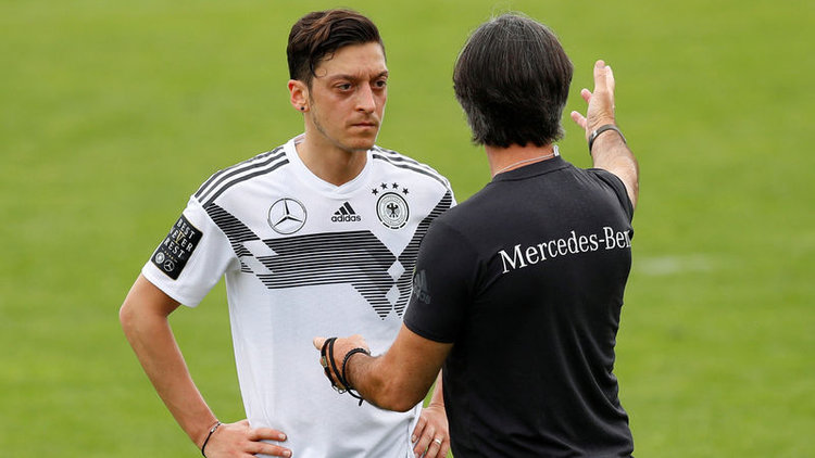 Almanya, Mesut Özil&#039;i konuşuyor! Türk Milli Takımı&#039;nda oynayabilir mi?