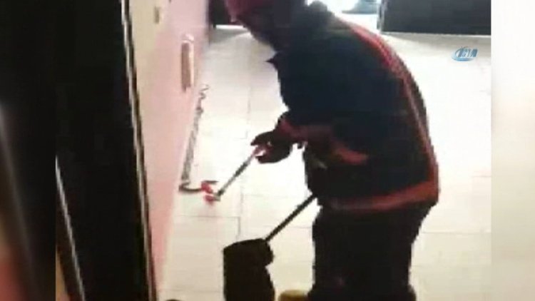 Apartmanda yılan paniği! 2 metrelik yılan itfaiyeye zor anlar yaşattı