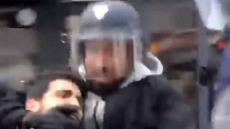 Koruması polis kaskı takıp eylemciyi dövdü! Macron topun ağzında