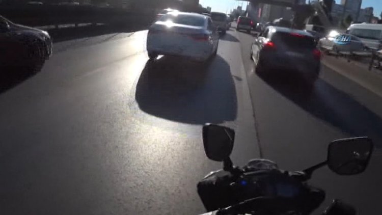 Direksiyon hakimiyetini kaybetti, önündeki araca çarptı! Motosiklet kazası kamerada