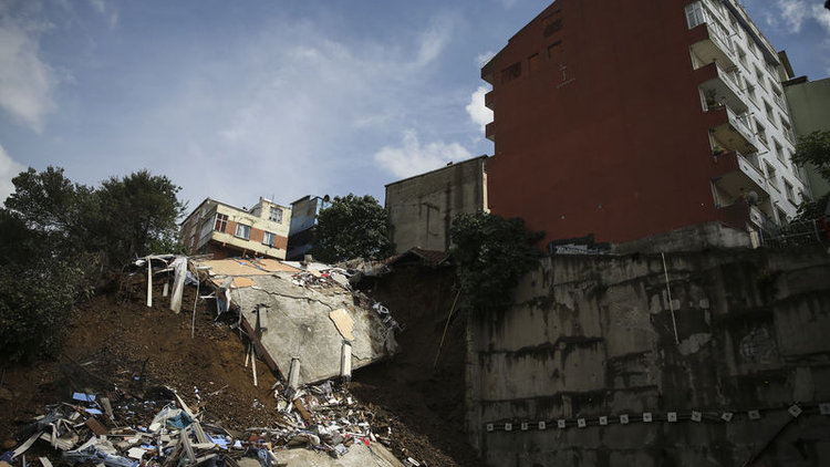 Beyoğlu&#039;nda toprak kayması tehlikesi! Diğer binalar için risk devam ediyor mu?