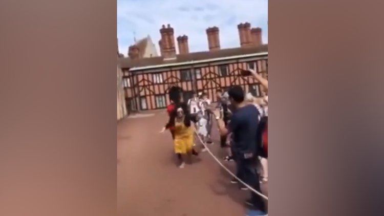 Koruma askeri turisti böyle itti