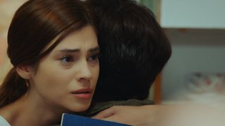 Cem'in yaptığı defter hamlesi Zerrin'in kalbine dokununca eve döner dönmez soluğu Öykü'nün yanında alıyor.