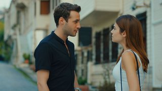 Annesiyle tartıştıktan sonra karşısında sabah sabah Ozan'ı gören Öykü sinirlerine hakim olamıyor.