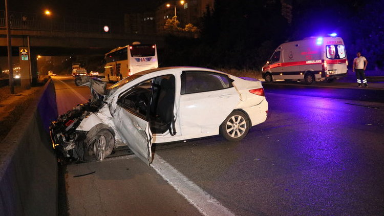 Adana'da otomobil bariyerlere çarptı