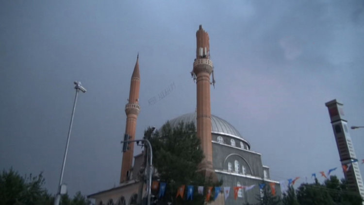 Yıldırım çarpmıştı! İki minare de yıkılacak