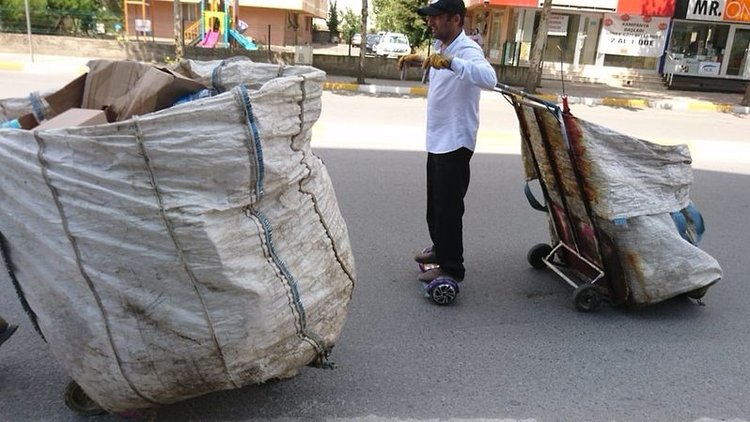 İnovasyonu gerçek hayata yansıttı! Kağıt toplayıcısı işini elektrikli kaykayla yapıyor