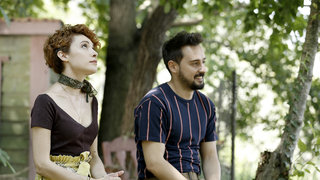 Çocuk ruhlu, her zaman pozitif Rüya ve kadın erkek ilişkileri hakkında birçok bilgiye sahip aşk gurusu Merter... 