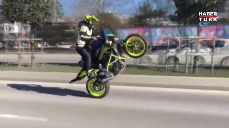 Sevgilisini sırtüstü motosiklete yatırıp tek teker üstünde gitti...O anlar kamerada