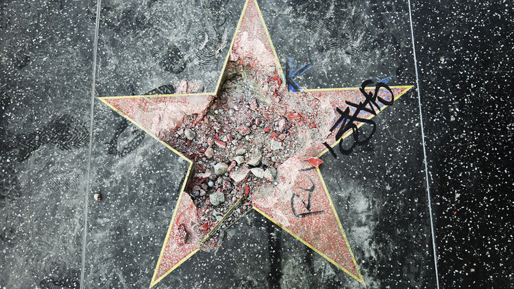 Trump'ın Hollywood Şöhretler Kaldırımı'ndaki yıldızı kazma ile paramparça edildi