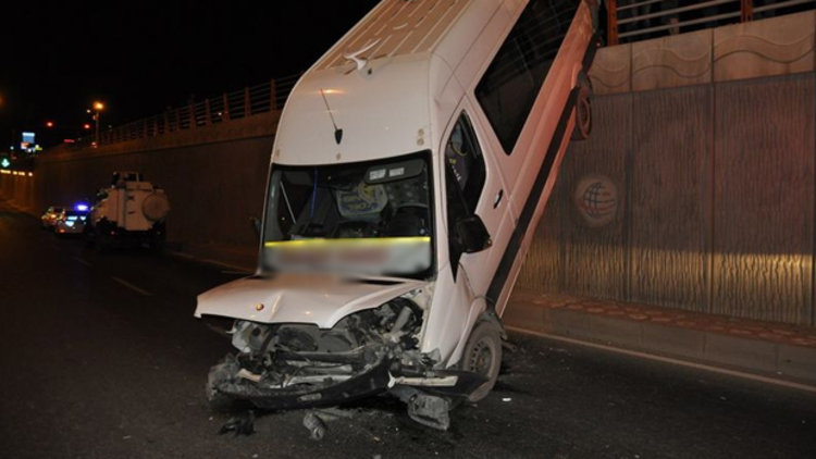 El frenini çekmeyi unuttu, minibüs alt geçide uçtu