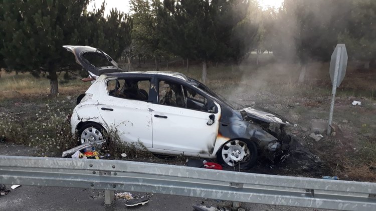 Afyonkarahisar&#039;da acı kaza! Küle dönen otomobil 1 yaşındaki bebeğe mezar oldu...