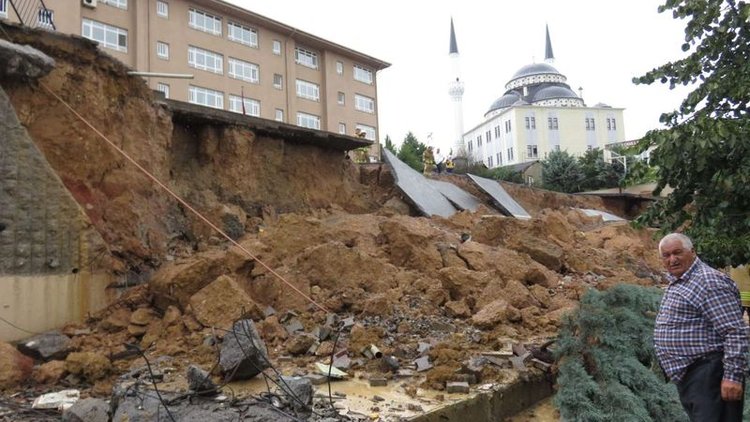 Sancaktepe&#039;de toprak kayması! Okulun duvarı çöktü