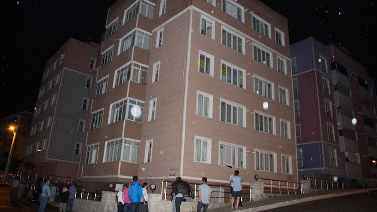 Elektriksiz kalan sitede onlarca kişi mağdur