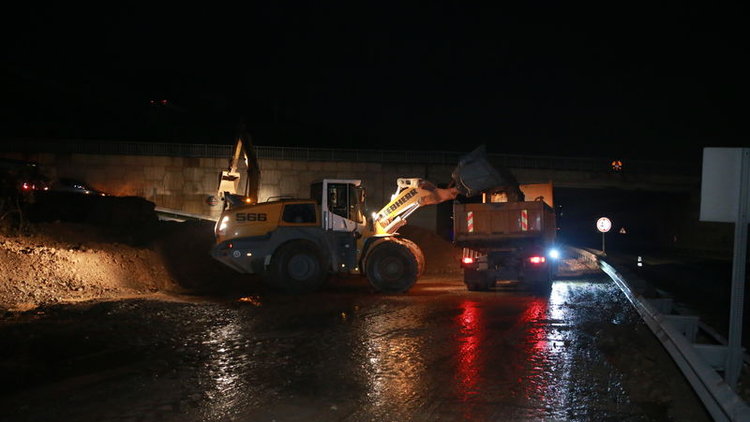 Kocaeli D-100 karayolunda ulaşıma yağış engeli