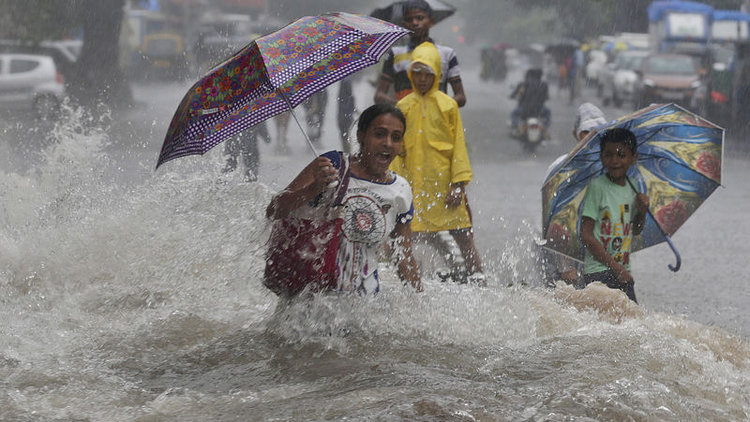 Muson yağmurları 500 can aldı