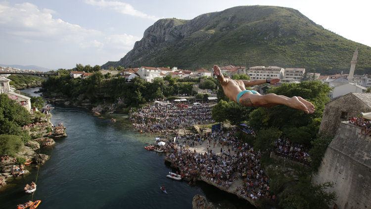 Nefesler tutuldu! 28 metre yükseklikteki Mostar Köprüsü'nden atladılar