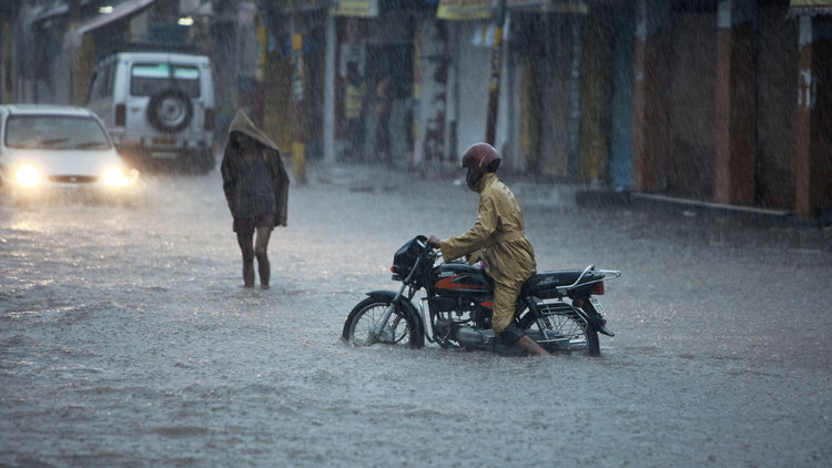 Hindistan'da aşırı yağış 569 can aldı