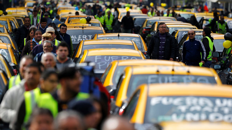 Dünyada UBER protestoları! İspanya'da taksiciler grevde, Şili'de sokaklarda...