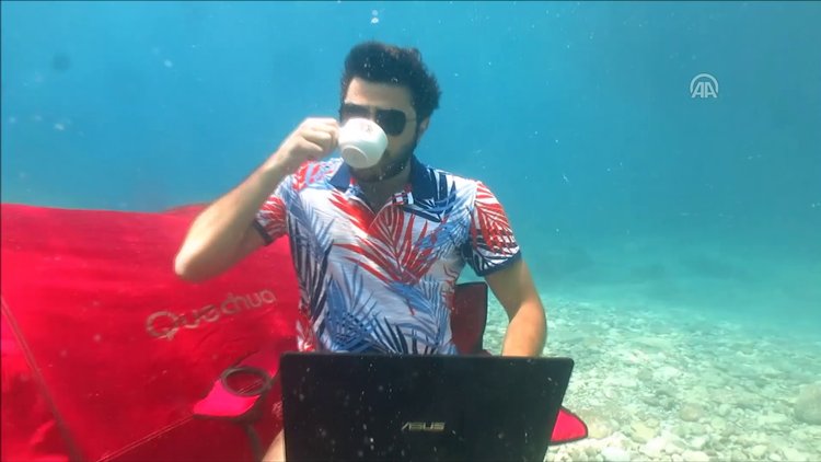 Oyuncu Burak Sevinç su altında kurulan çadırda çay içti