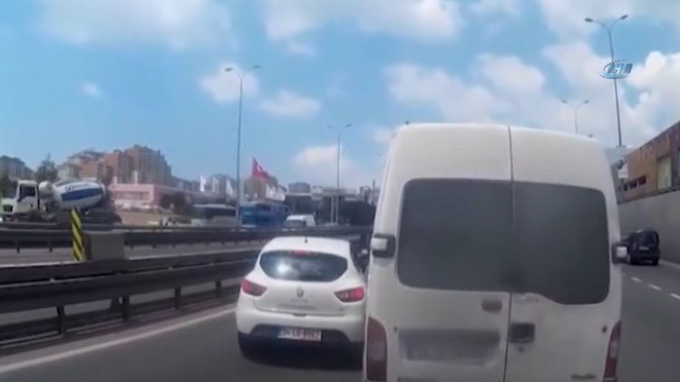 E-5 Karayolu'nda kaza sonrası sopayla inen şoföre tatlı dil