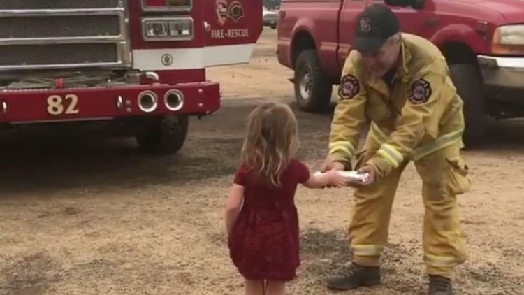 2 yaşındaki küçük kızdan, itfaiyecilere sandviç sürprizi