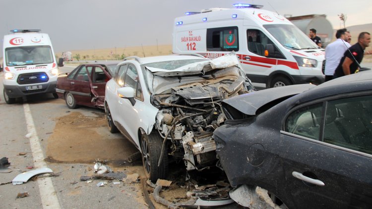 Konya&#039;da zincirleme kaza! 19 araç birbirine girdi