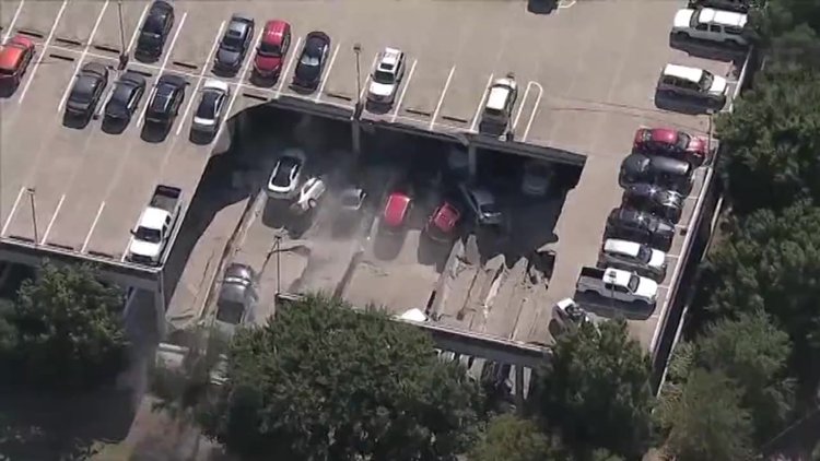 İki katlı otopark böyle çöktü!