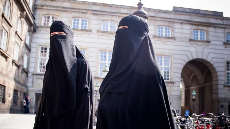 O yasa yürürlüğe girdi! Danimarka&#039;da kamusal alanda burka ve peçe yasağı