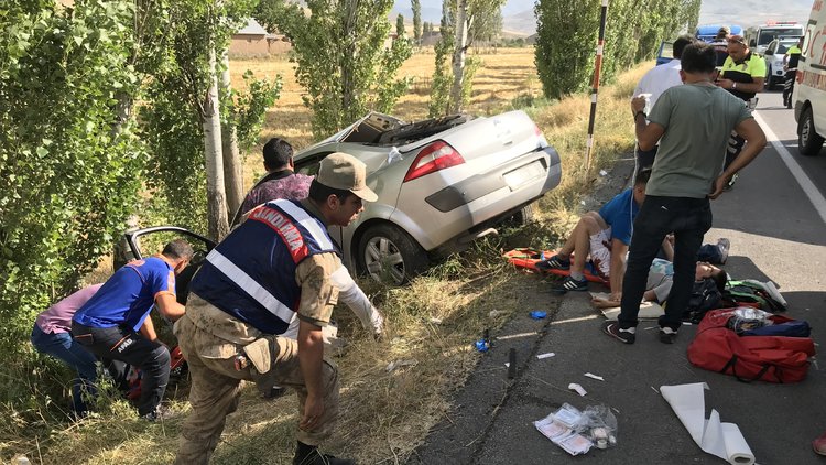Erzincan&#039;da otomobil şarampole yuvarlandı: 2 ölü, 3 yaralı