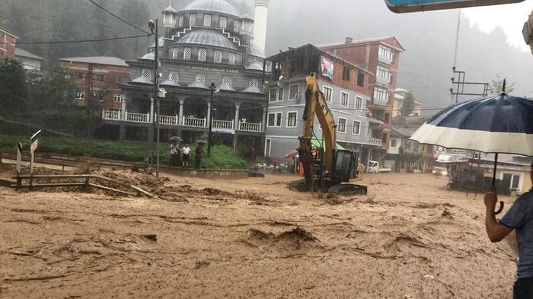 Yollar göle döndü, su baskınları yaşandı! Karadeniz&#039;de sel hayatı felç etti