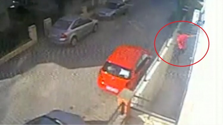 Ehliyet sınavında akılalmaz olay! Joker aday pencereden atlayıp bacaklarını kırdı