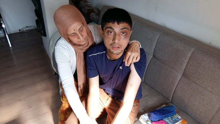 Çorum&#039;da engelli gence dayak! Kanlar içinde bulundu