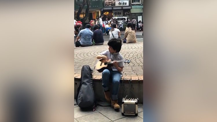 Minik çocuğun ukulele şovu