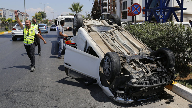 Karı koca kavgası kaza yaptırdı! Otomobil takla attı