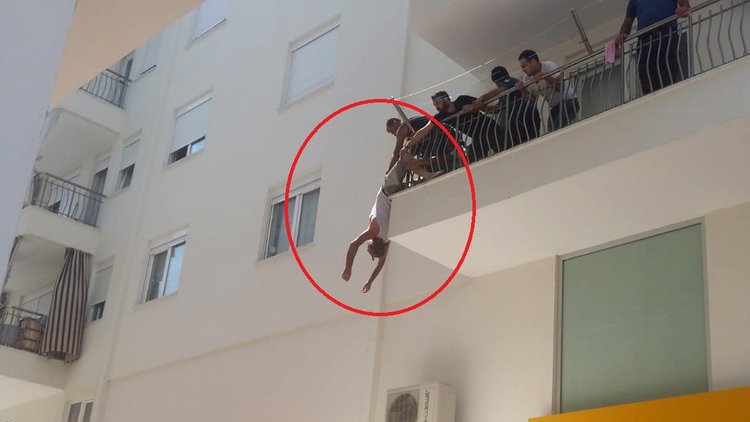 Balkondan sarkan kişiyi polis böyle kurtardı!
