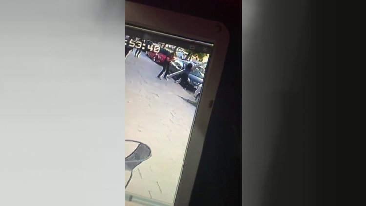 Elektrik direği elinde kaldı