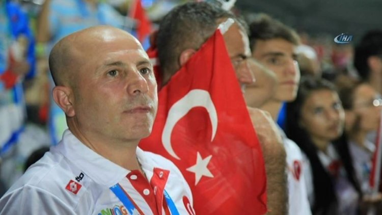 Boks antrenörü eski sporcularının saldırısına uğradı