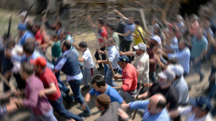 Köyde iki ailenin üyelerine linç girişimi! Jandarma son anda engelledi