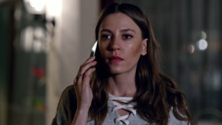 Can, konuşmak için Duru'yu arıyor. Konuşmak istemediğini söyleyen Duru, Can'ı kıskandırmak için Deniz'le yakınlaşıyor. ...