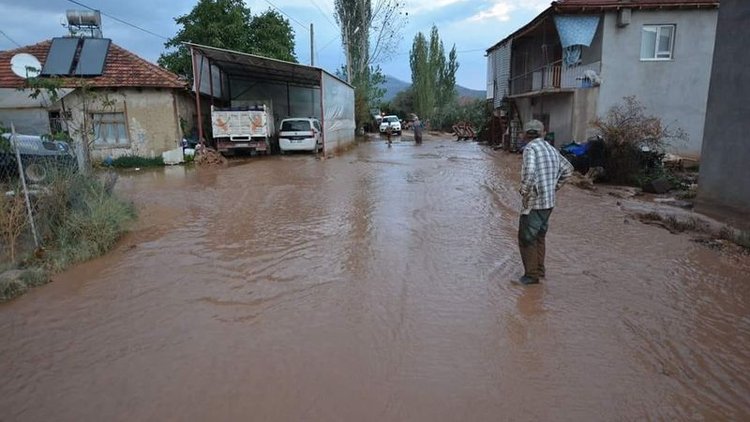 Elmalı sel suları altında kaldı, üretici perişan oldu
