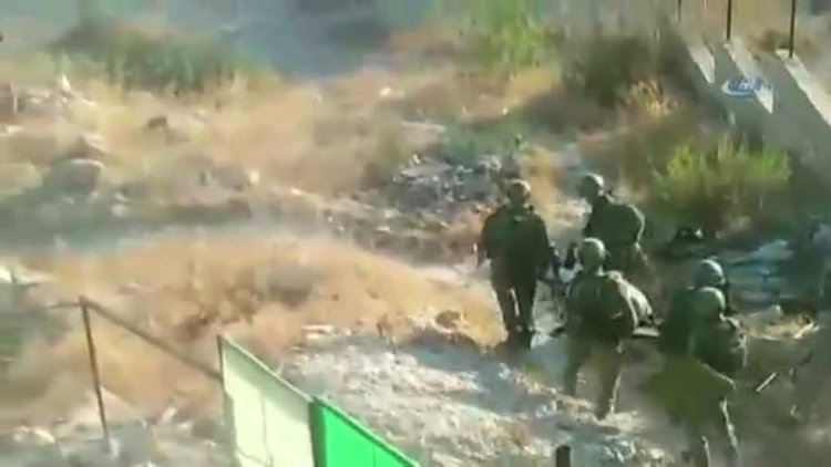 İsrail askerleri, Filistinli yaşlı adamı sedyeyle gözaltına aldı