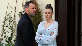 Can ve Duru her şeyi tüm açıklığıyla konuşur. Bu sırada eve dönen Deniz, duydukları karşısında şok olur.