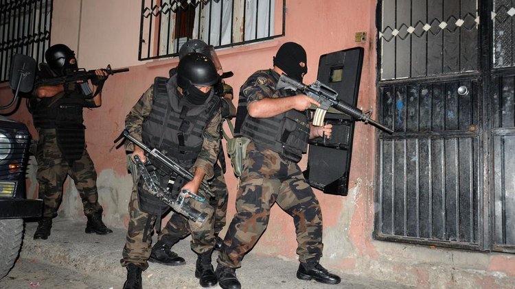 Göçmen kaçakçılığı operasyonu! Terör örgütü üyelerini yurt dışına kaçıran zanlı yakalandı