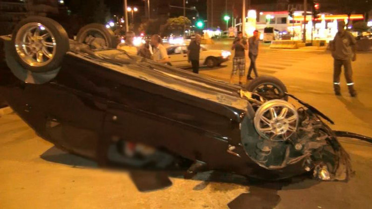 Takla atan otomobilin sürüklenme anı MOBESE'ye yansıdı