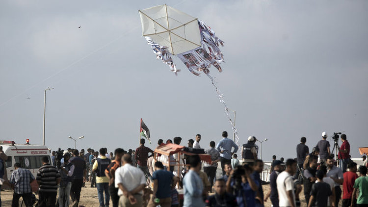 Filistinli çocuklardan protesto! Öldürülen arkadaşlarının fotoğraflarını gökyüzüne gönderdiler
